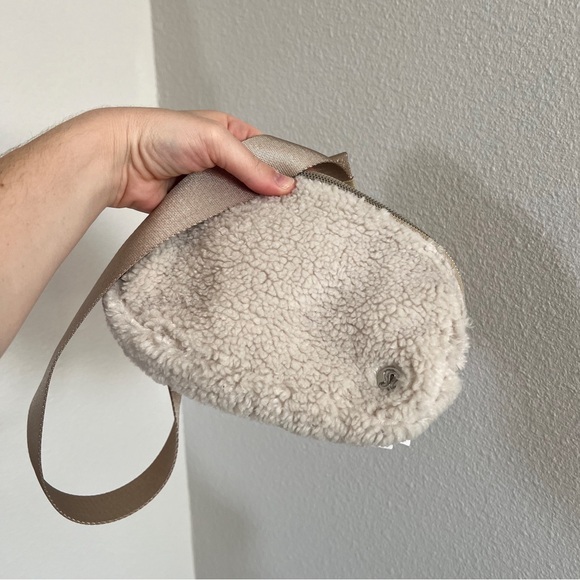 Lululemon belt bag fleece tan white sherpa rare NWT - Picture 2 of 4